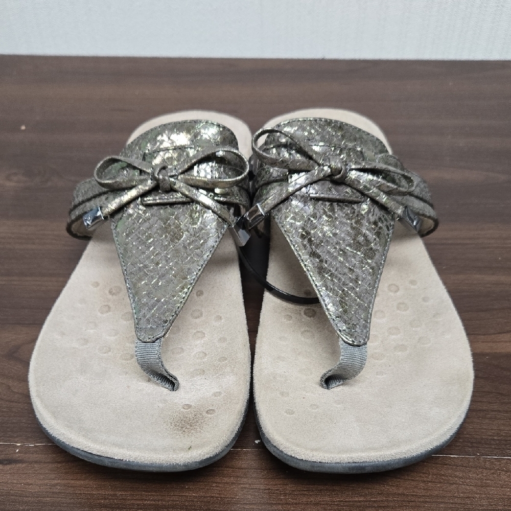 Vionic Size 8.5 Silver/Grey Faux Snakeskin Amaya Thong Sandals